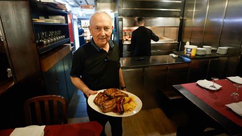 Todo un cl�sico de la gastronom�a lucense, que lleva dando de comer a sus comensales desde el a�o 1989. �Lo preparamos de forma tradicional, carne gallega a la brasa con un poquito de sal gorda por encima�, explica Jos� Antonio, jefe del establecimiento.