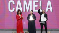 Ayuso con �ngeles Mu�oz y Dione Mart�n, del grupo Camela, durante el acto de imposici�n de las grandes cruces de la Orden del Dos de Mayo