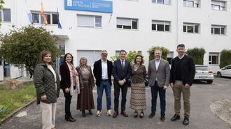 El alcalde y el conselleiro, en el centro, con la directora y ediles del PP y el BNG