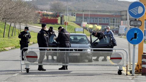 Agentes de la UDEF en las instalaciones de Alu Ibrica en Avils