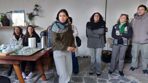 Varias de las voluntarias que trabajan y viven estos meses en Illobre.