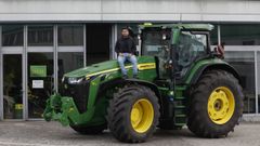 Samuel Ferreiro est� especializado en la agricultura de precisi�n. En la imagen, sobre un tractor John Deere, a las puertas de Agr�cola del Noroeste, donde trabaja