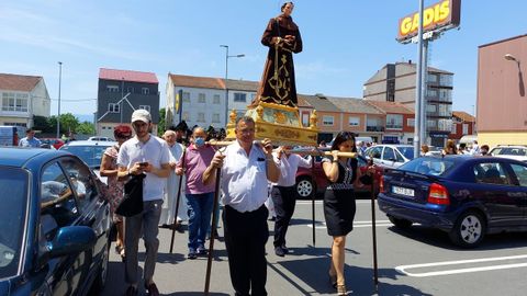 Otro momento del recorrido de la procesin por el entorno de la iglesia de San Antonio