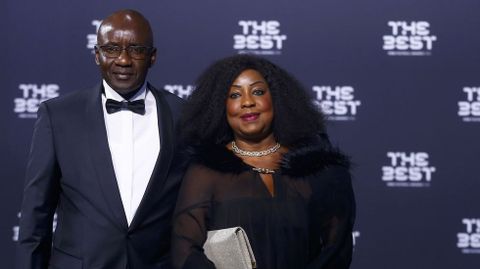 La secretaria general de la FIFA, Fatma Samoura, y su marido