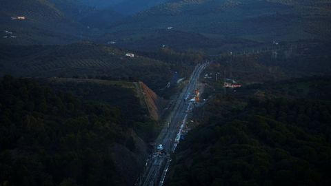 Imagen a�rea de los dos trenes siniestrados en Adamuz (C�rdoba), separados por unos 800 metros: el Iryo, en la parte central de la fotograf�a, y el Alvia de Renfe, en la inferior.