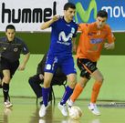 Lolo, cierre del Inter, avanza con el esf�rico perseguido por el jugador burelista Carlitos. 