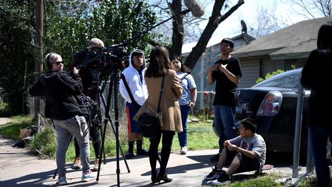 Un equipo de televisi�n habla con miembros del vecindiario donde se produjo la tercera explosici�n, en Austin