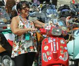 Los turistas se fotografiaron con sus modelos favoritos.