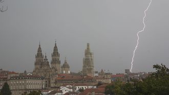 La fuerza del temporal en Santiago: un rayo cae a escasos metros de la Catedral