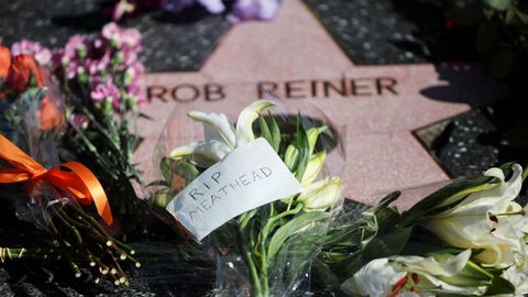 Homenaje a Reiner y su esposa a las puertas de su casa