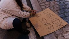 imagen de archivo de una mujer pintando un cartel durante la manifestaci�n del 8M
