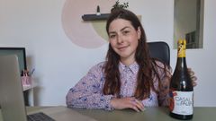 Chus, en su estudio en O Carballi�o, con la nueva botella de Casal de Paula