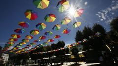 Vistosos paraguas de colores decoraron la alameda de Os Remedios, donde se celebraron las verbenas, el pasado fin de semana durante la fiesta