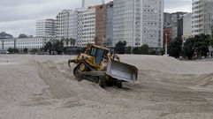 M�quina quitando la duna de la playa de Riazor 