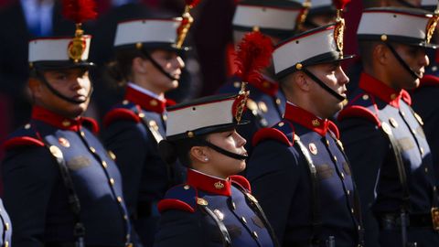 Miembros de la Guardia Real preparados para el tradicional desfile militar por las calles del centro de Madrid
