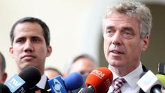 El embajador de Alemania en Velezuela, Daniel Martin Kriener, habla con los medios tras reunirse con Juan Guaid� el pasado 19 de febrero