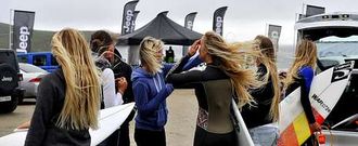 La lluvia desluci� un poco la competici�n para los aficionados aunque el tama�o de las olas benefici� al espect�culo. 