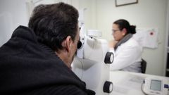 Imagen de archivo de un hombre realizando una prueba de agudeza visual en un psicotcnico de Noia.