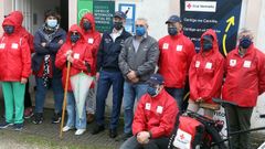Alfonso Rueda junto a los participantes del dispositivo atenci�n a peregrinos de Cruz Roja, en O Pino.