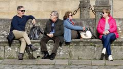 Peregrinos y turistas disfrutan del buen tiempo en la plaza del Obradoiro de Santiago de Compostela