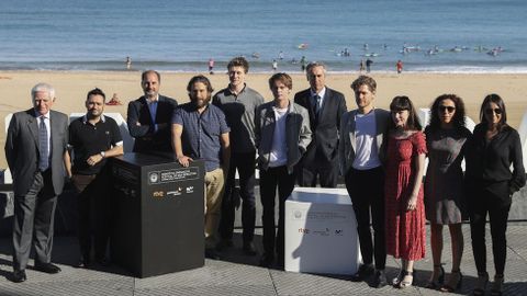 Sergio Snchez, cuarto por la izquierda, y los actores y productores de El secreto de Marrowbone, en San Sebastin