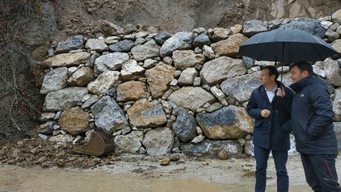 El consejero de Presidencia y Participacin Ciudadana, Guillermo Martnez, con el alcalde de Laviana, Julio Garca, visita la zona afectada por las riadas