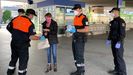 Reparto de mascarillas en la estacin de autobuses de Oviedo.