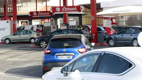 Colas en las gasolineras por la subida de los precios.