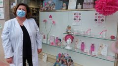 La farmac�utica Marta Freire, junto al escaparate de su oficina, en la calle Francisco Santiago