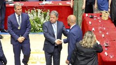 El fr�o saludo entre Lores y Puentes tras la investidura del primero como alcalde ya denotaba la�distante relaci�n existente entre ambos