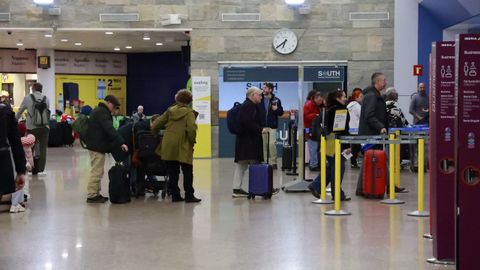 Colas en Alvedro este mi�rcoles por la tarde por los desv�os y cancelaciones a causa del temporal