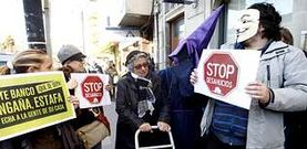 Los manifestantes, algunos de ellos disfrazados, exigieron al banco que acepte zanjar la hipoteca con la entrega del piso.