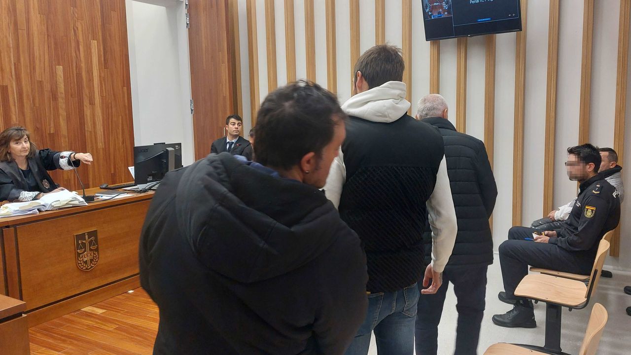 Cuando una condena sale a cuenta: cuatro furtivos deben pagar la mitad de lo que valía el percebe que esquilmaron en Baiona