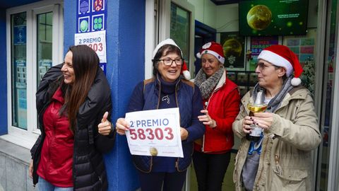 La duea de la administracin nmero 1 de Cudillero, donde se vendieron 10 dcimos a turistas por el verano, celebran la venta de dcimos del segundo premio del Sorteo Extraordinario de la Lotera Nacional de Navidad que ha recado en el n 58303