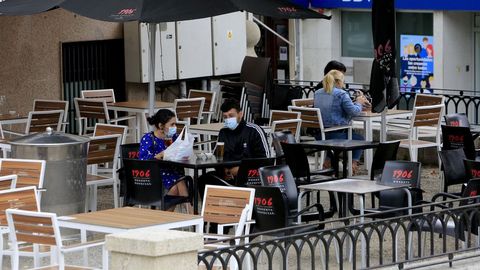 Clientes en una terraza de la alameda de Vilalba este domingo