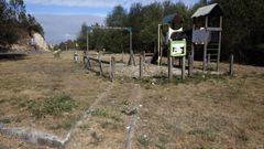 A-6. KM. 474. Baralla. Situada en una loma apartada de la A-6, a la altura de Sobrado do Picato, y en direccin Madrid, se encuentra esta zona de descanso muy sucia, destartalada, llena de excrementos, con mesas rotas y sin sombra, con zona de juegos destrozada y con una salida a la autova llena de baches. Muy mala.