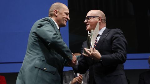 El coronel jefe de la comandancia de la Guardia Civil en Ourense, Manuel J. Novo Colldefors, recibi� la distinci�n de manos de presidente de la Diputaci�n de Ourense, Jos� Manuel Baltar.