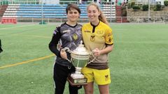 Yaiza Garc�a y Laura Santos posan con la copa de campeonas.