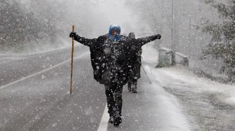 Estos peregrinos iniciaron traves�a en O Cebreiro, desde donde no par� de nevar. 