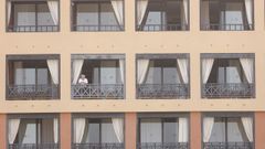 Un turista sale al balc�n en el hotel de Tenerife donde est�n aisladas mil personas