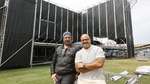 Los responsables de la gira de Juan Luis Guerra en Galicia, en el montaje del escenario en Sanxenxo, donde el artista act�a este domingo.