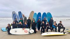 Alumnos de varios centros educativos de O Porri�o participaron esta semana en las jornadas de surf de la Operaci�n Ola celebradas en la playa de Patos.