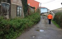 La v�a tras el campo de f�tbol, desde o cami�o do Seixo, presenta importantes socavones. 