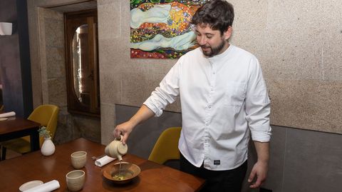 El chef Brais Pichel, en Terra, restaurante de Fisterra con una estrella Michelin.