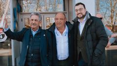 Cesáreo Eijo Canoura, en el centro, entre Miguel Ángel Revilla, expresidente de Cantabria, y Adrián Barbón, presidente del Principado de Asturias, quienes han acudido a su negocio en Gijón