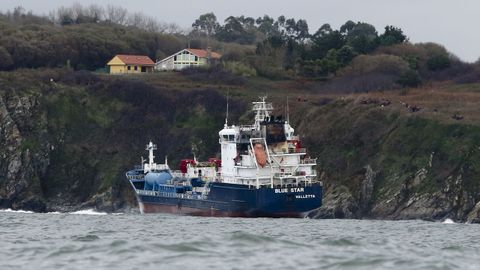 Imagen desde el mar del Blue Star. En el acantilado pueden observarse un gran nmero de curiosos. 