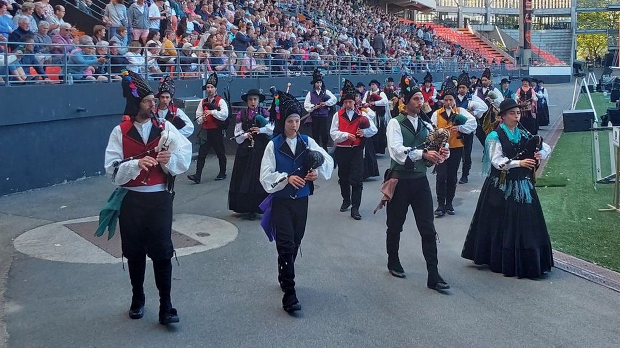 Esta banda de gaitas de Melide está causando sensación en Lorient