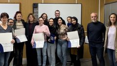 Participantes en los cursos con la alcaldesa y la concejala. 