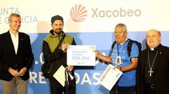 Alfonso Rueda y el arzobispo de Santiago, Francisco Jos Prieto, entregan la distincin como peregrino 500.000 a Jairo Forero en compaa de su hijo Roberto