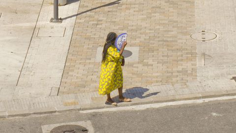 Mujer con abanico en Lugo ante las altas temperaturas
